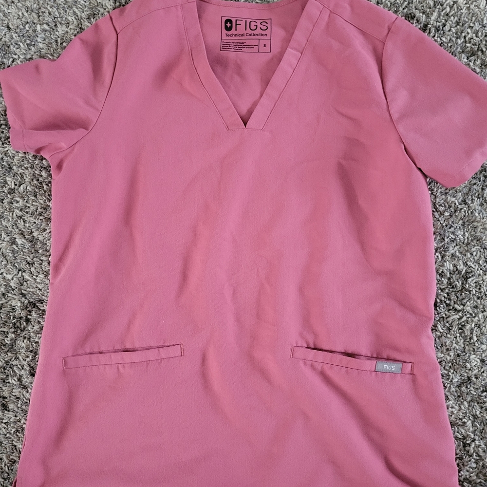 Size small Figs Rose Quartz 3 pocket top